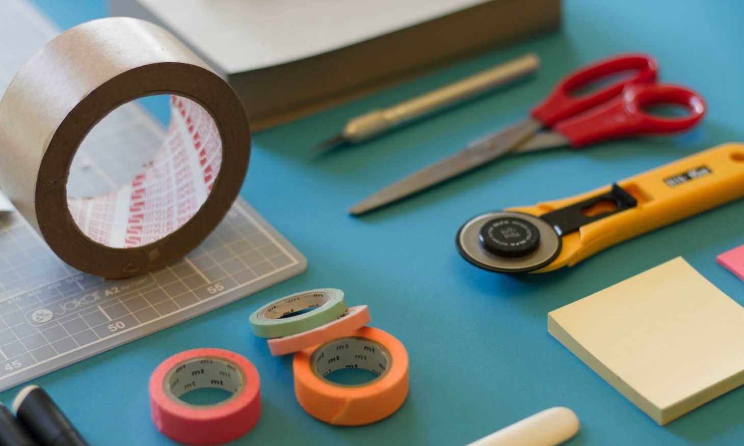 picture of scissors and other stationery to cut passport photo