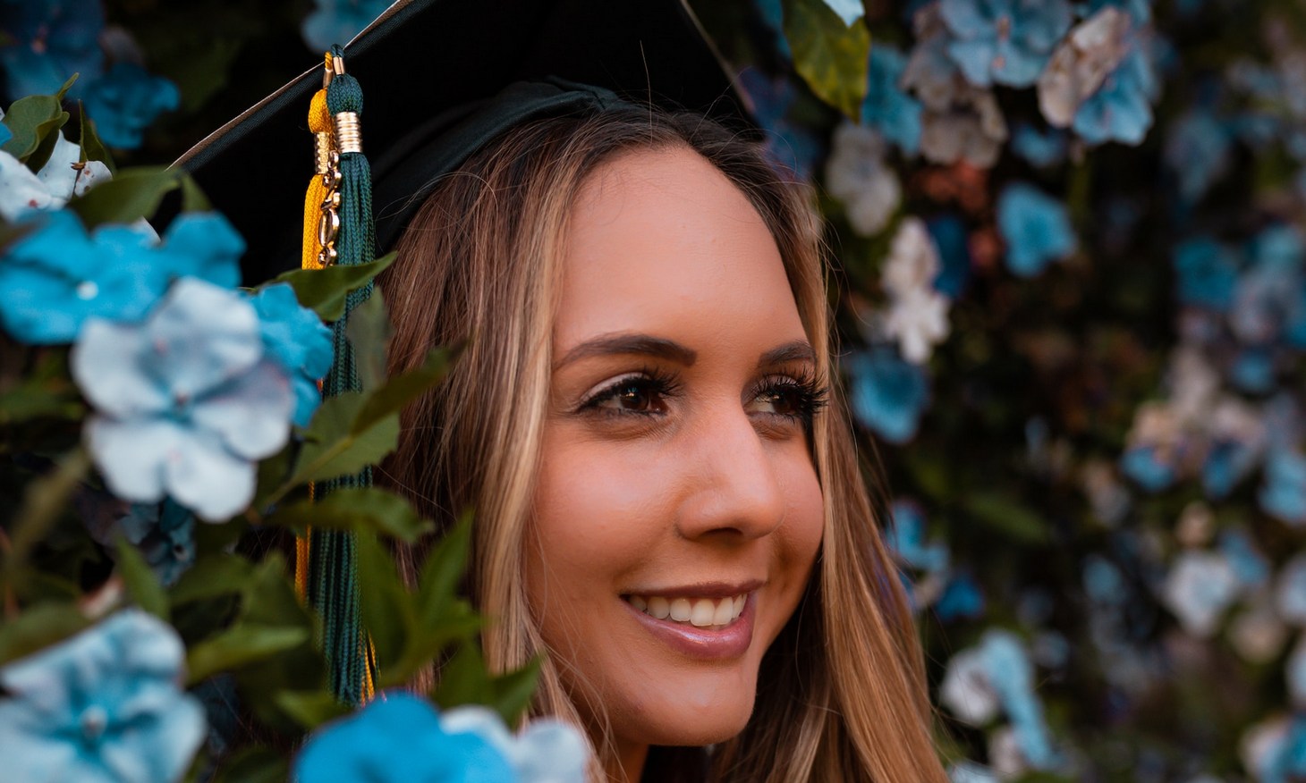 graduation photo ideas with flowers