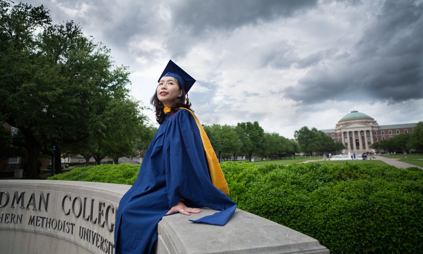 graduation picture ideas in cap and gown