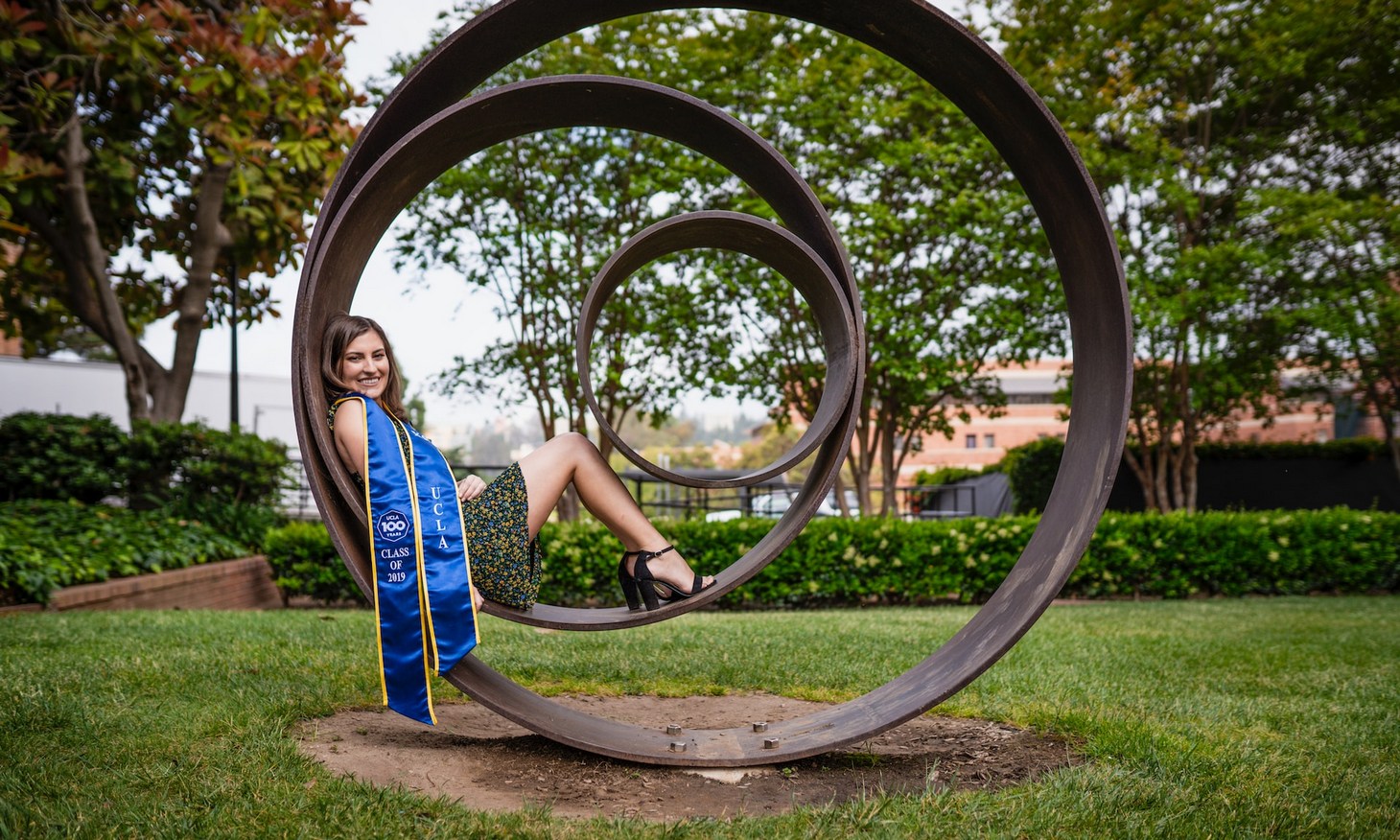 graduation photo poses