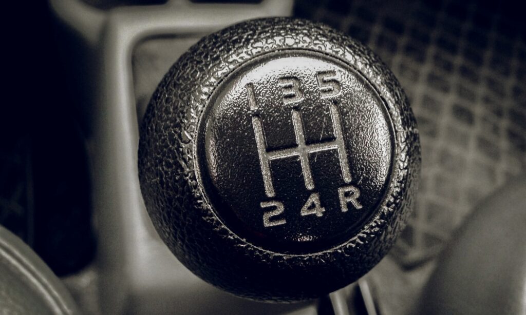 Manual or Automatic Driving Licence? All Pros & Cons